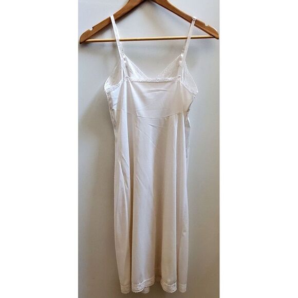 VTG Vanity Fair Slip Alabaster S/34 Lace Trim V-Neck/Hem Made USA Dupont Nylon - Picture 5 of 10